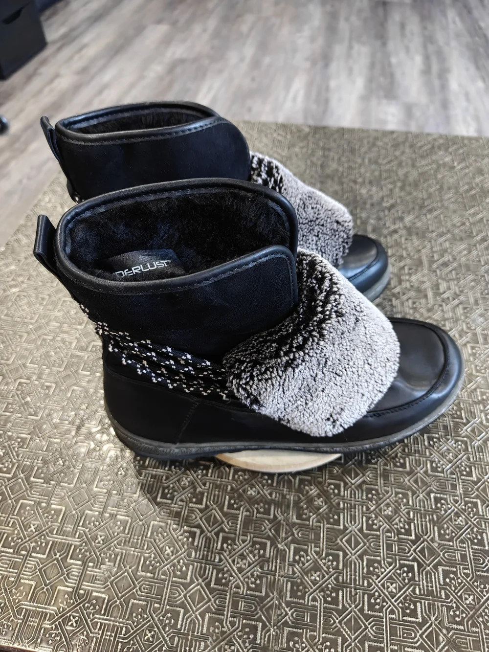 Wanderlust Danette Black Winter Ankle Boots with Gray Shearling Cuff Size 10